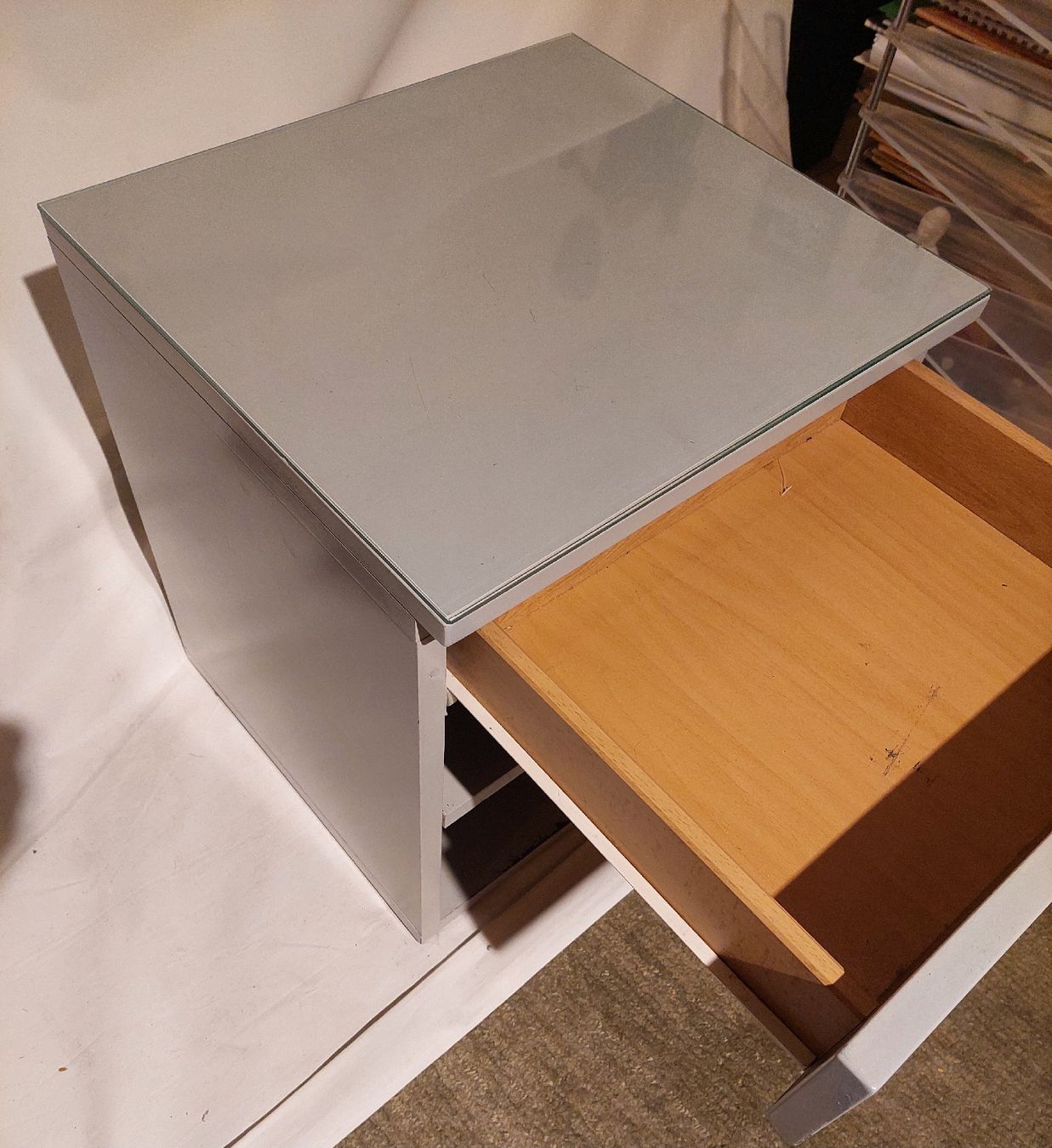 Comodini: kleines Möbel mit Schublade, verstellbares Tablar, Glas oben – Usato da Zürich venduto da Cortin 2
